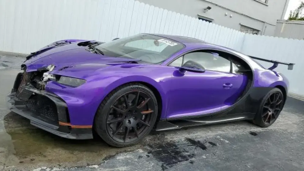 Bugatti Chiron Pur Sport roxa danificada