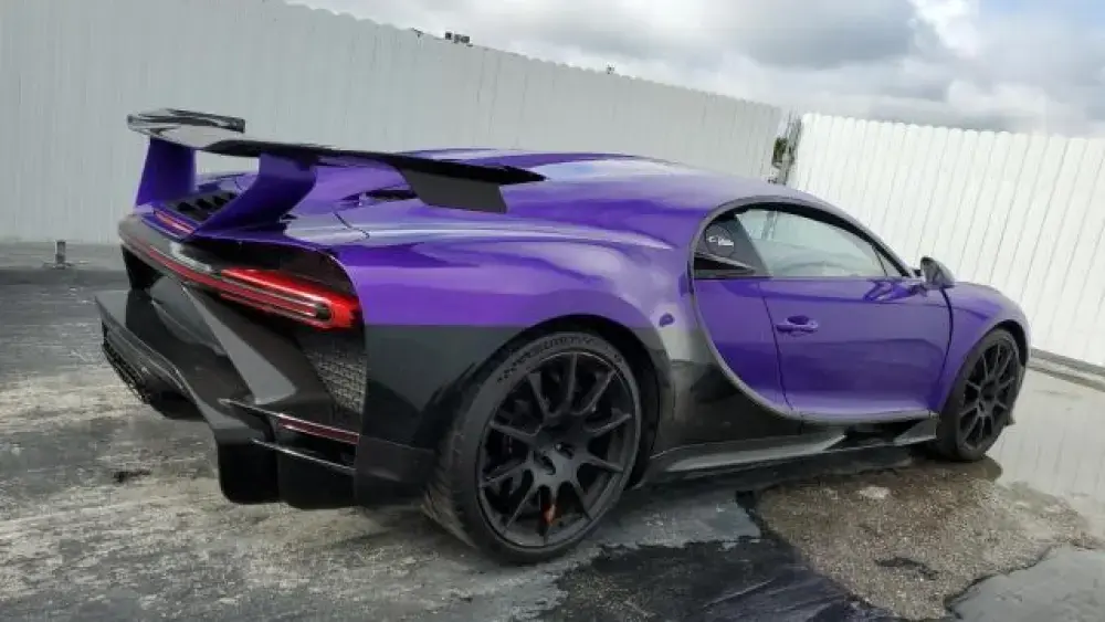 Bugatti Chiron Pur Sport roxa danificada