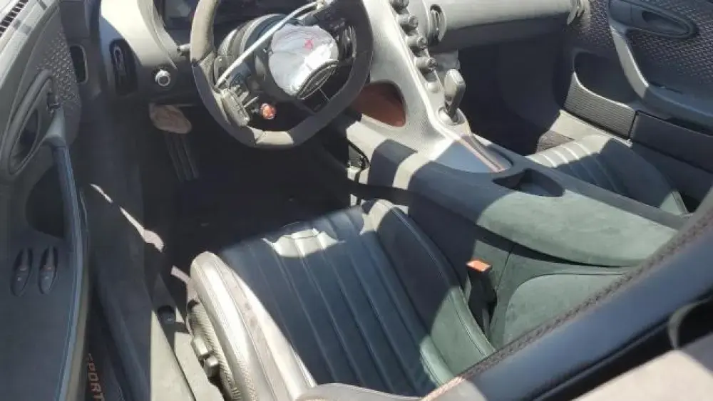 Bugatti Chiron Pur Sport roxa danificada