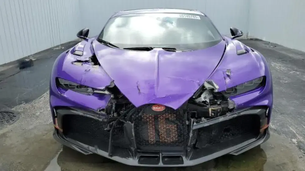 Bugatti Chiron Pur Sport roxa danificada