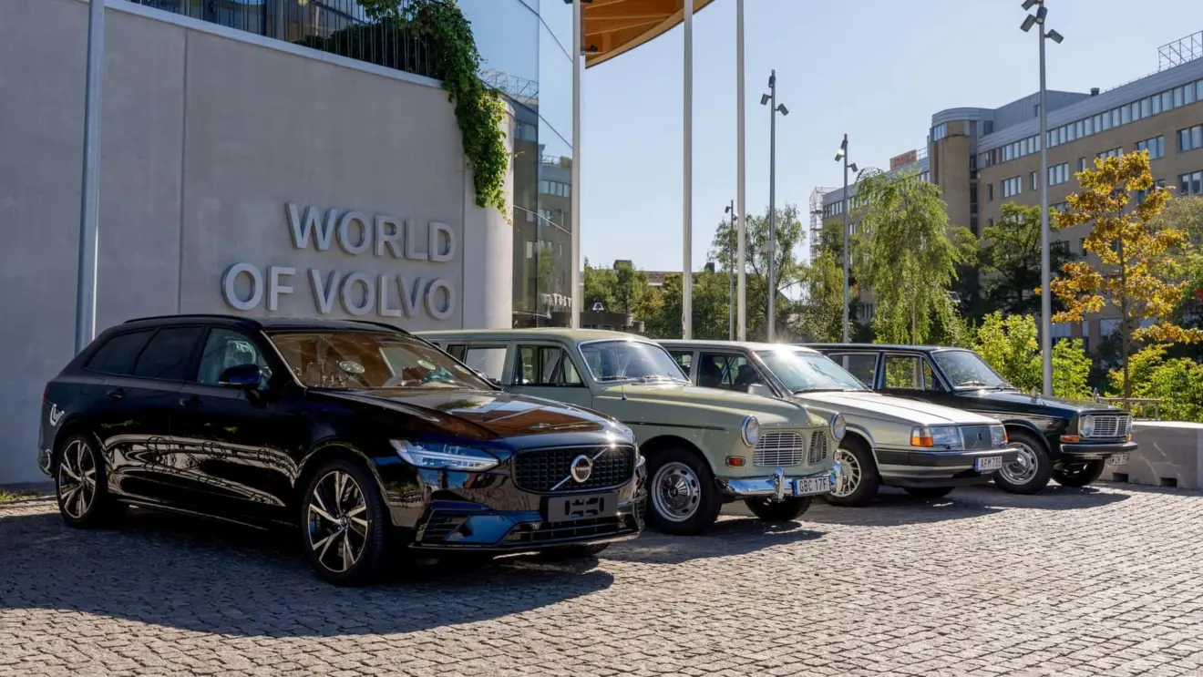 Volvo V90 preta ao lado de outras gerações da perua