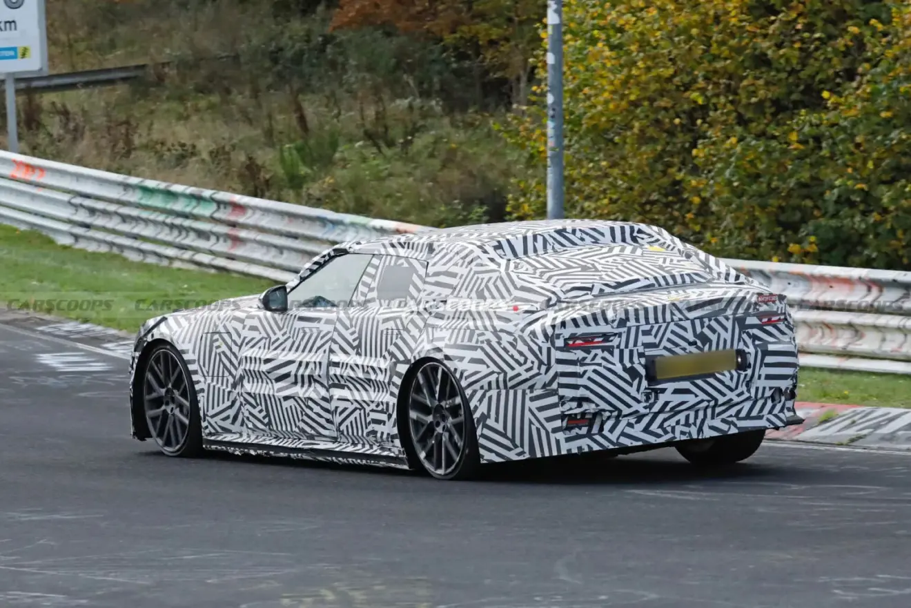 novo carro elétrico da Jaguar camuflado de preto e branco e visto de trás