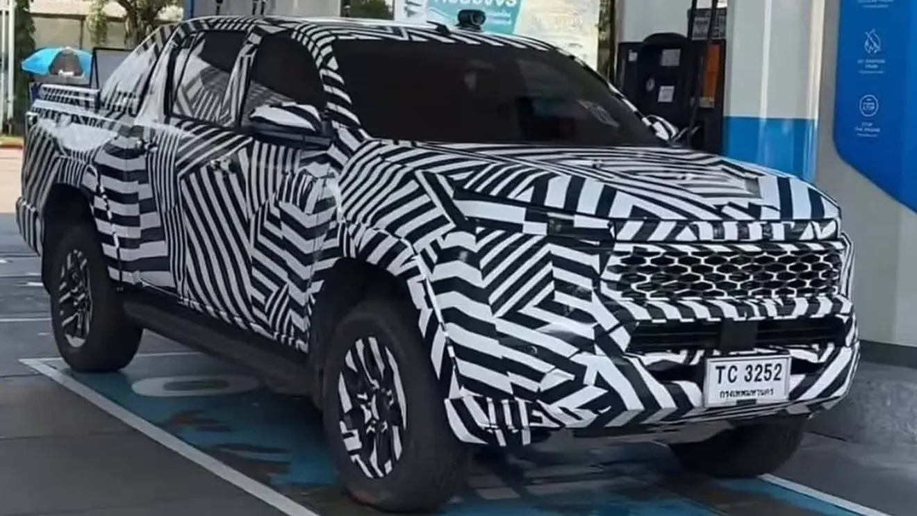 Nova Toyota Hilux 2027 flagra estática camuflada