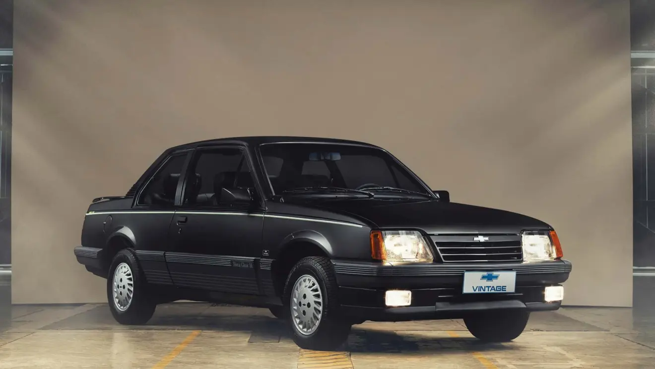 Chevrolet Monza do Projeto Vintage preto de frente