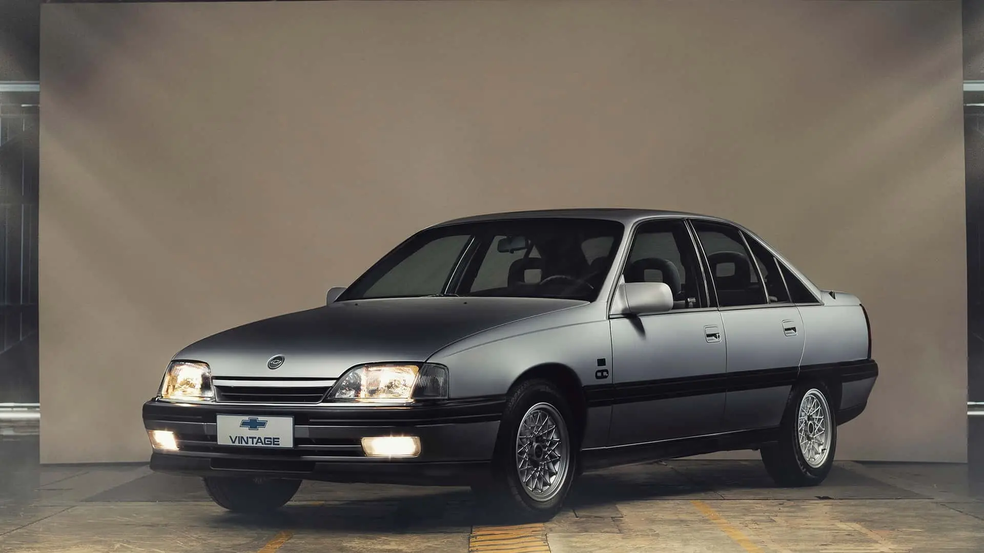 Chevrolet Omega do Projeto Vintage cinza de frente