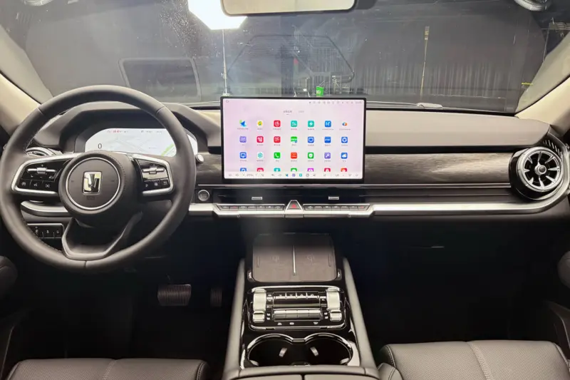 painel com telas ligadas do GWM Tank 400