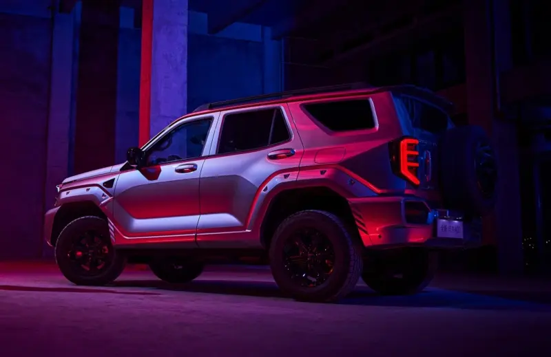 GWM Tank 400 atualizado visto de trás e com lanterna acesa