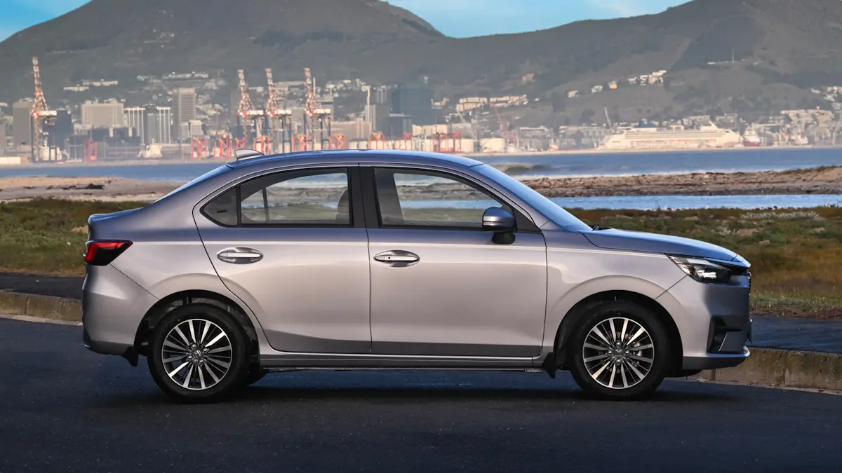 Honda Brio prata de lado