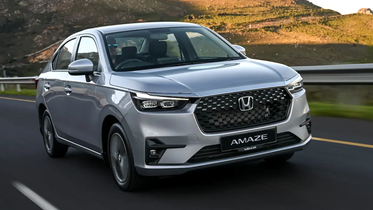 Honda Amaze em movimento de frente foi um carro que nasceu por conta da lei
