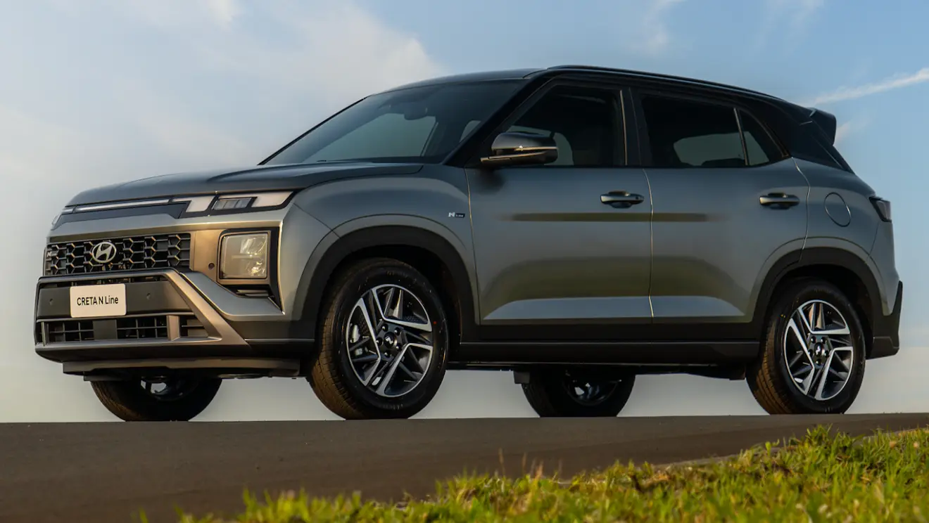 Hyundai Creta N Line prata com teto preto visto lateralmente