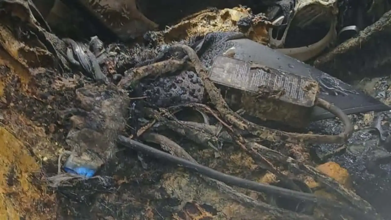 Carregador queimado do BYD Dolphin após incêndio