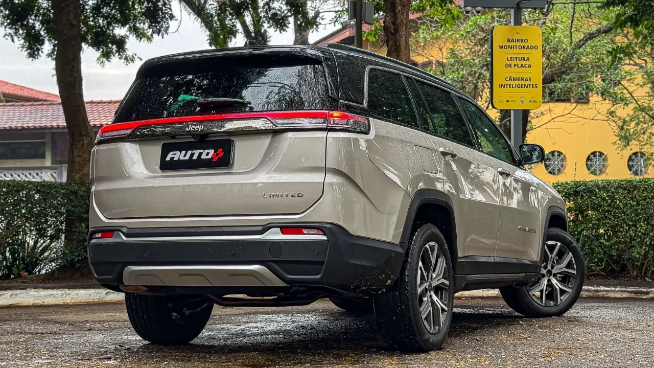 Jeep Commander Limited estático para avaliação