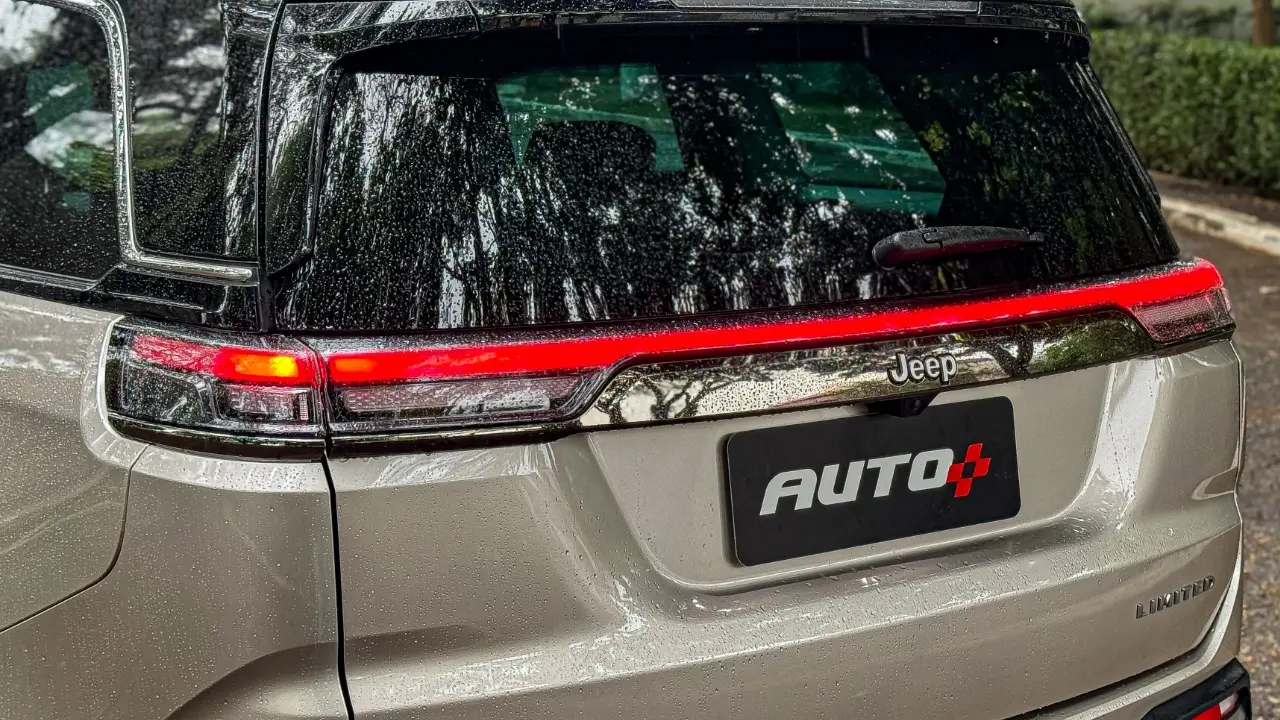 Jeep Commander Limited estático para avaliação