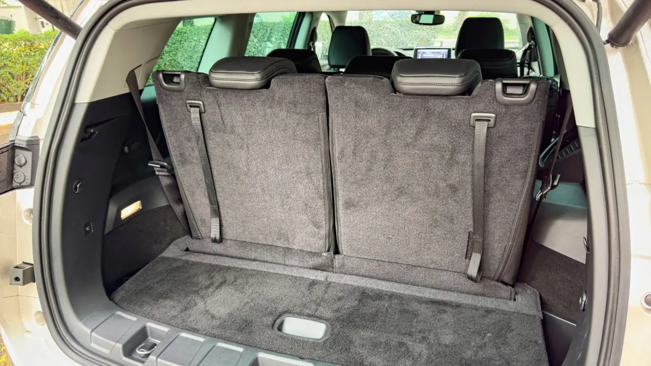 Jeep Commander Limited e seu interior para avaliação porta-malas