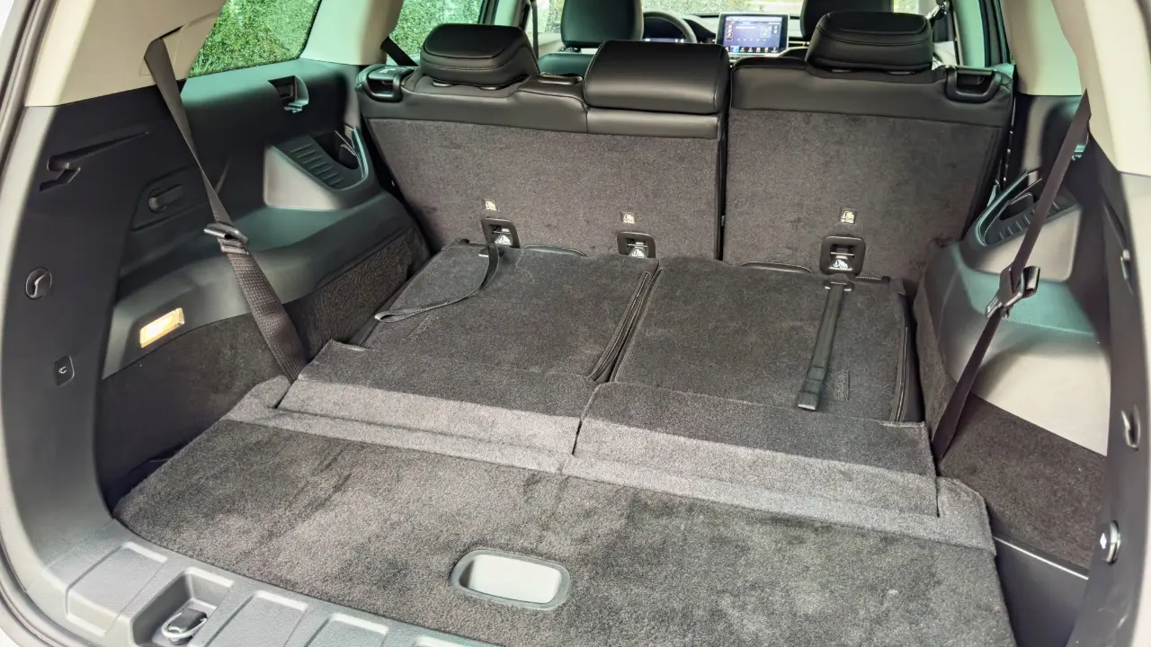 Jeep Commander Limited e seu interior para avaliação porta-malas