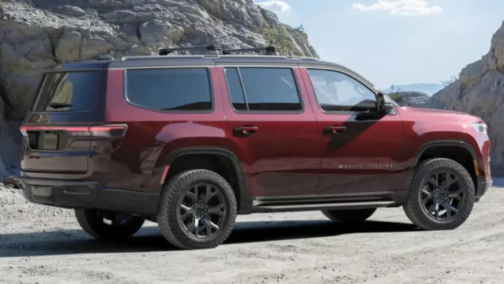 Jeep Grand Wagoneer 2026 vermelho visto de trás e com lanterna acesa