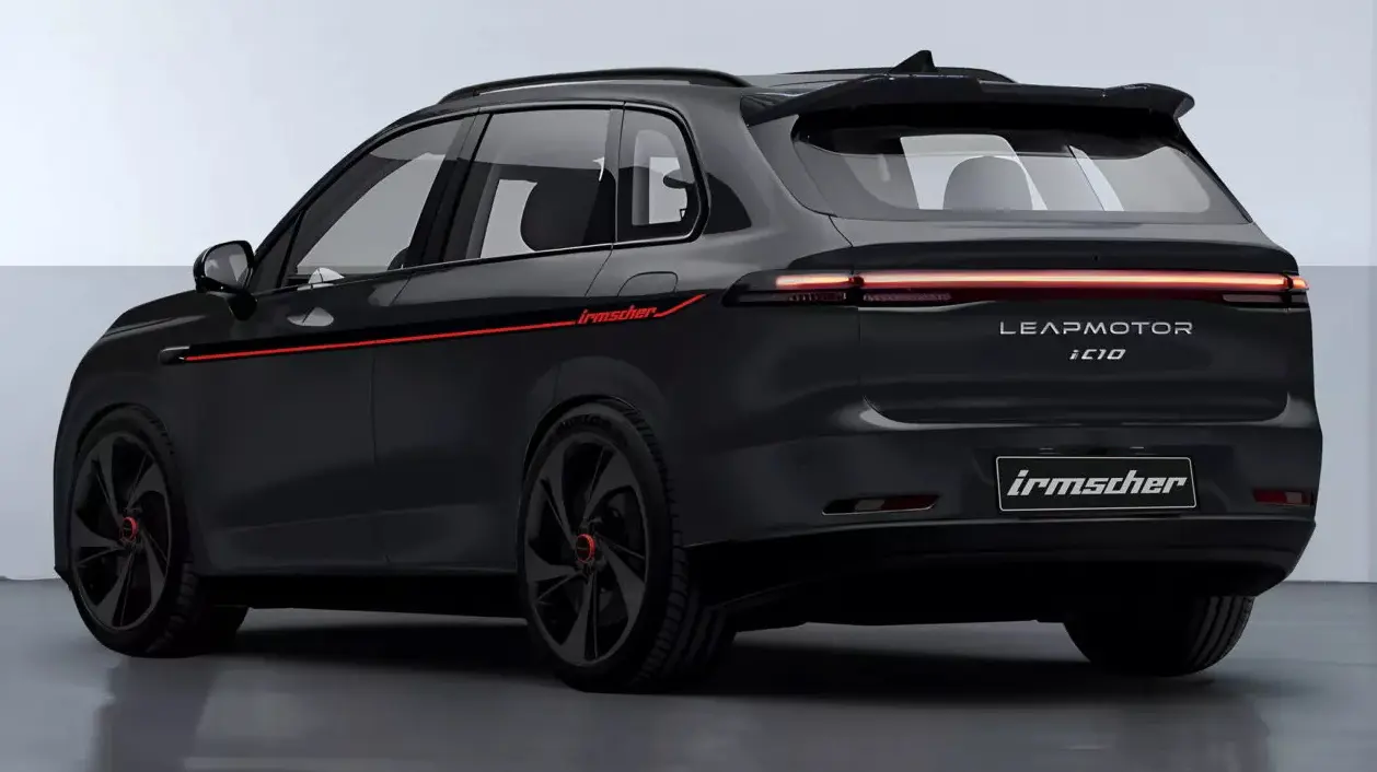 Leapmotor i C10 preto visto de trás e com lanternas acesas