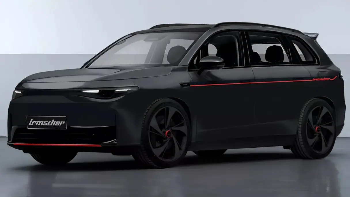 Leapmotor i C10 preto visto de lado e com DRL's acesos