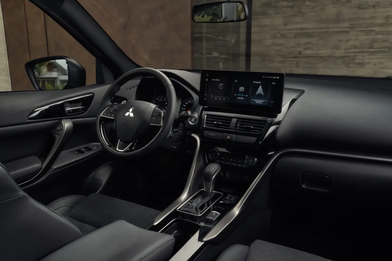 Interior do Mitsubishi Eclipse Cross Tarmac com telas ligadas