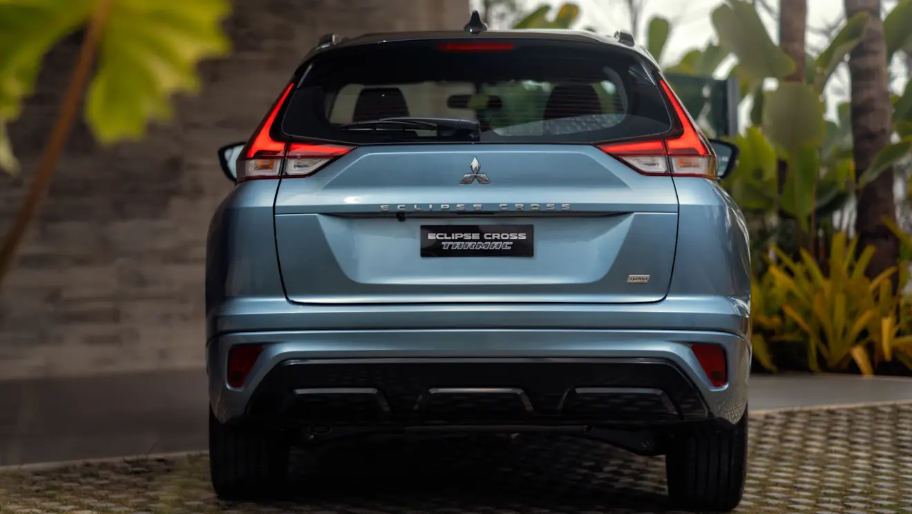 Mitsubishi Eclipse Cross Tarmac azul visto de trás