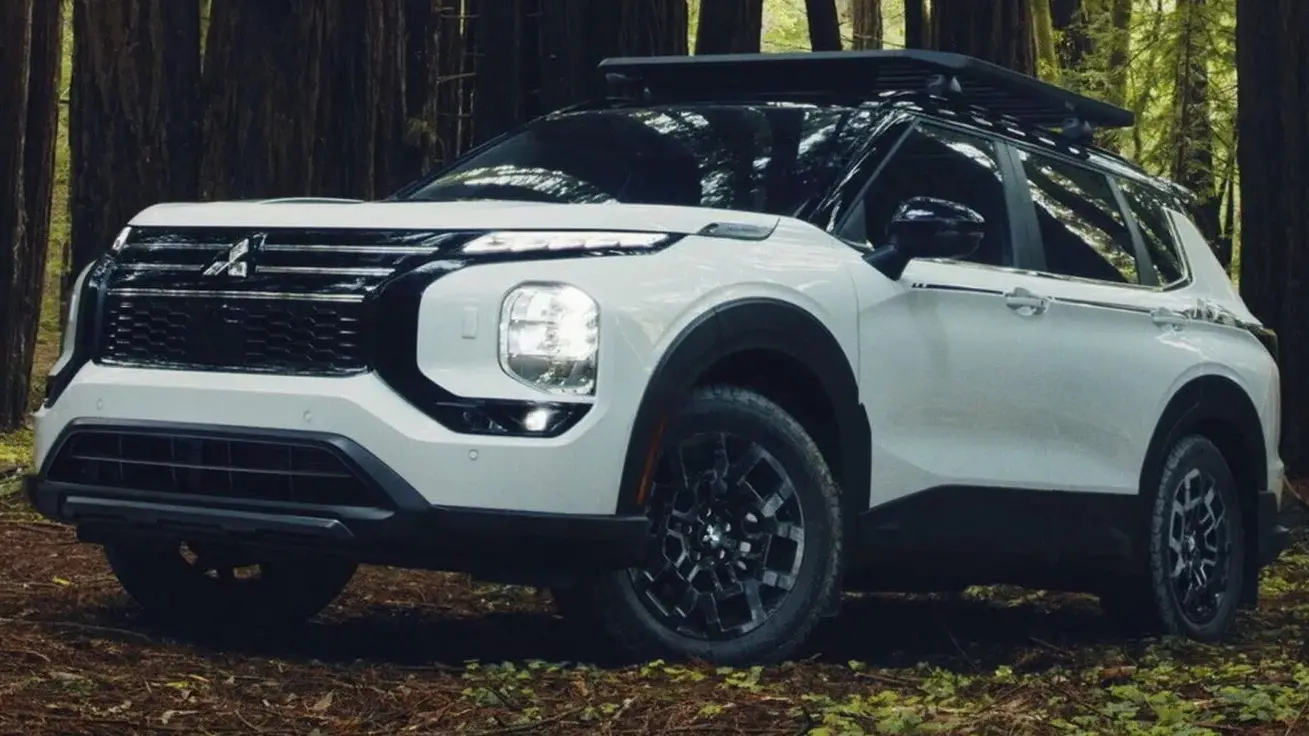 Mitsubishi Outlander Trail Edition branco com faróis acesos