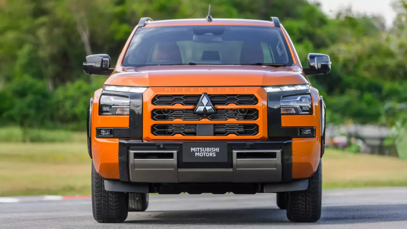 Mitsubishi Triton 2026 laranja de frente