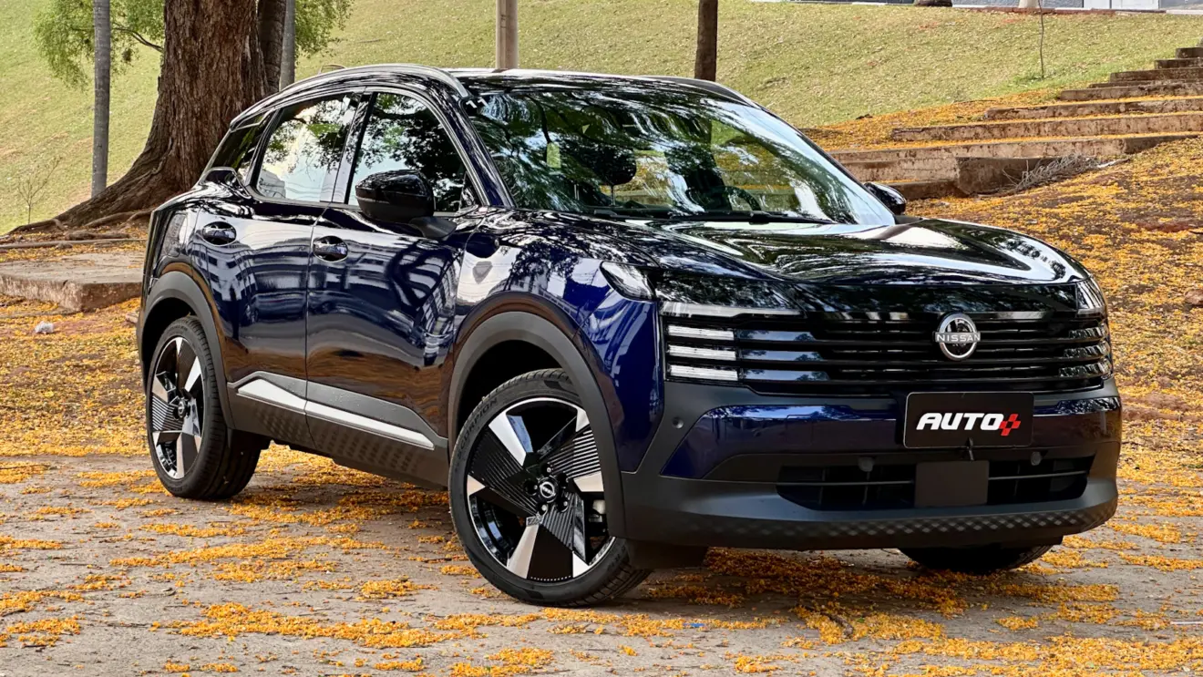 Nissan Kicks Exclusive azul em uma floresta