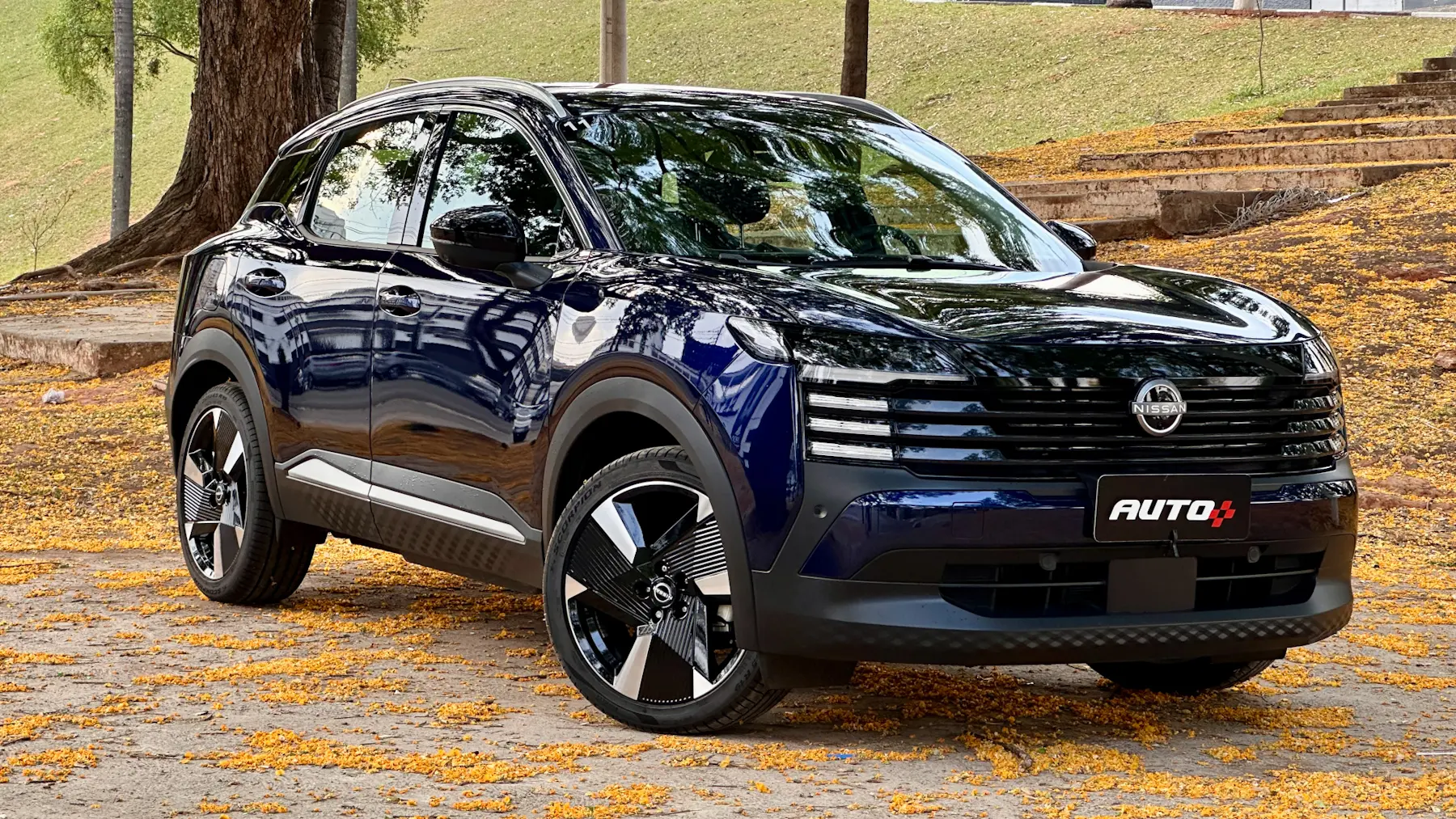 Nissan Kicks Exclusive azul em uma floresta
