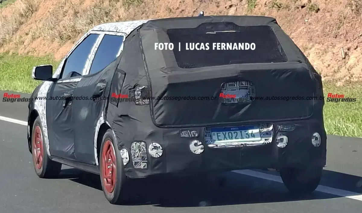 Protótipo do novo Hyundai HB20 camuflado de preto e branco visto de trás