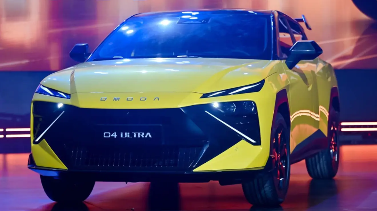 Omoda 4 Ultra amarelo visto de frente e com iluminação acesa