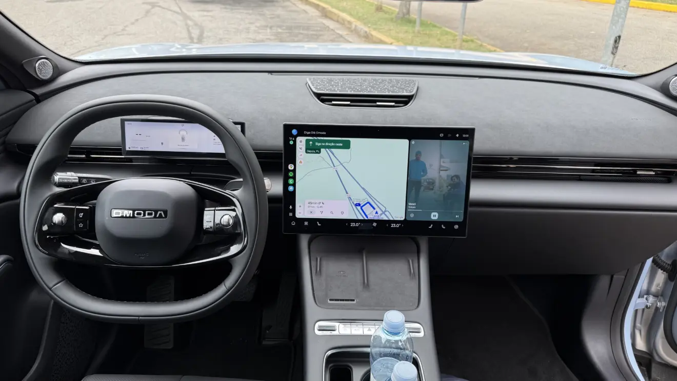 Painel do Omoda 7 PHEV com telas ligadas