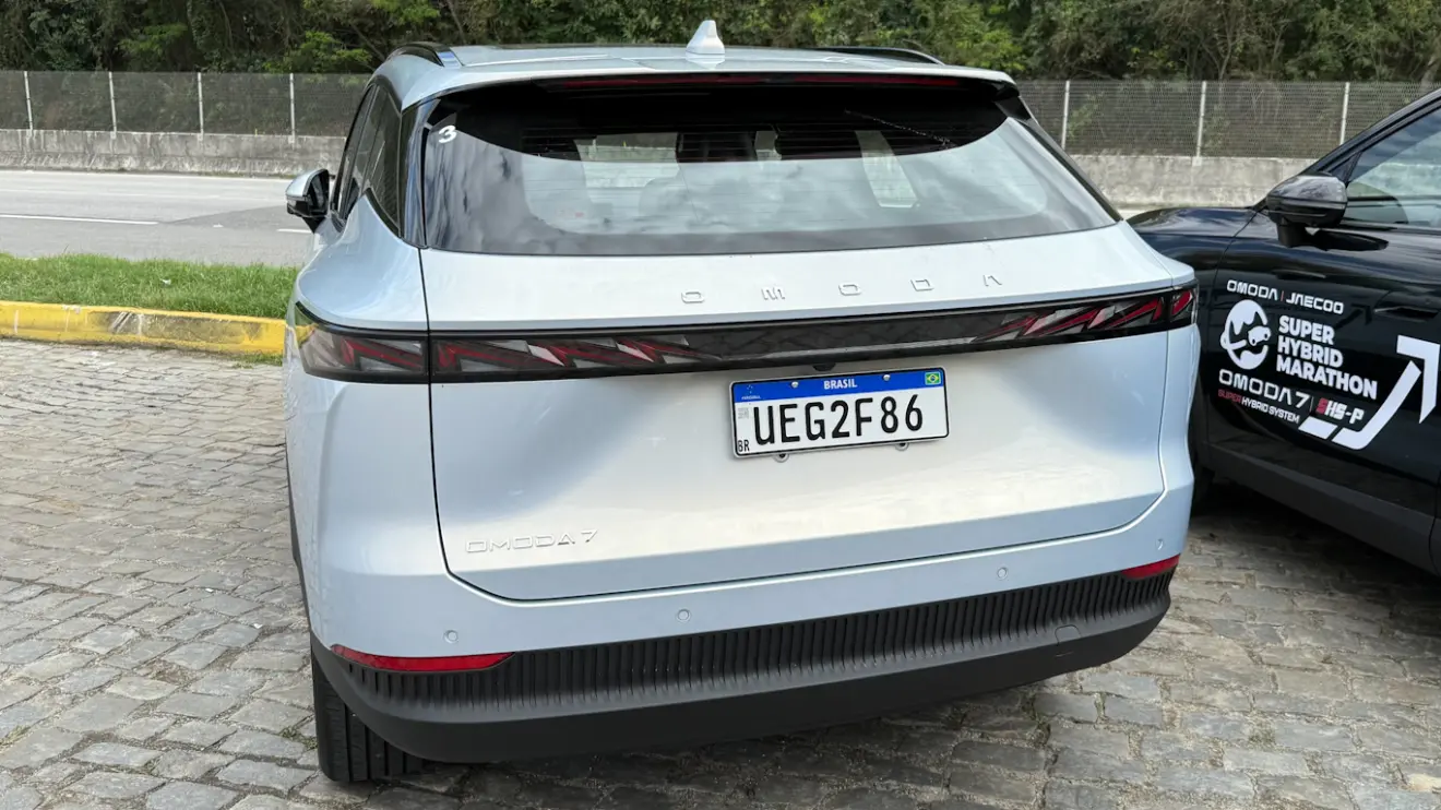 Omoda 7 PHEV prata visto de trás