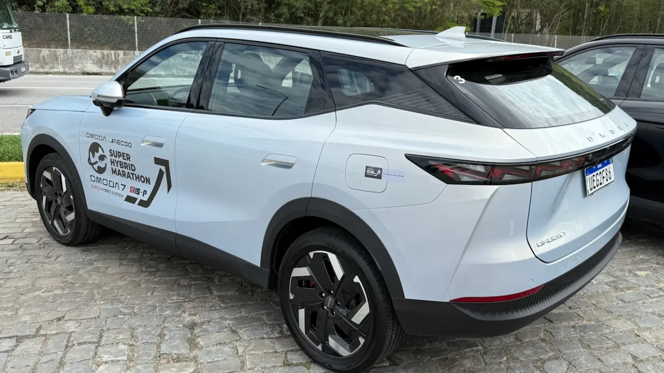 Omoda 7 PHEV prata visto de lado