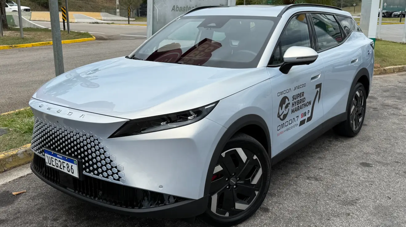 Omoda 7 PHEV prata visto de lado