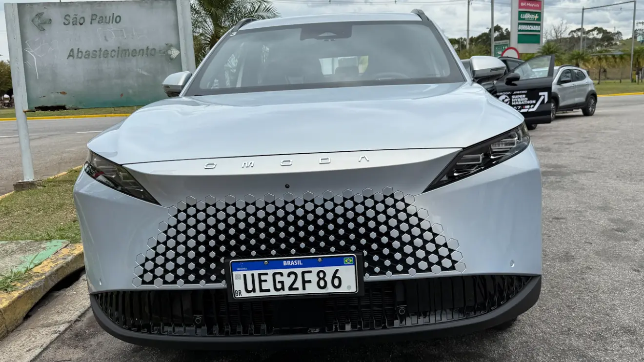 dianteira do Omoda 7 PHEV prata