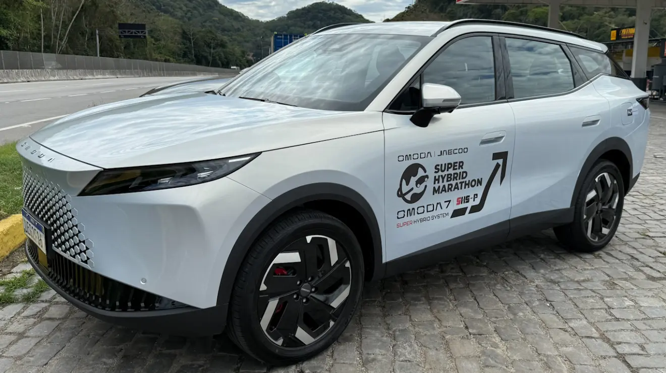 Omoda 7 PHEV prata visto de lado