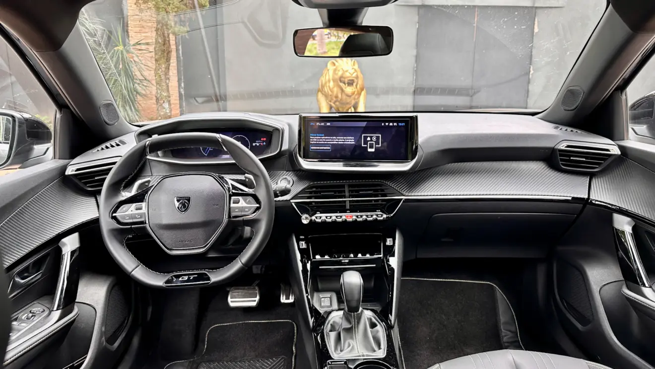interior Peugeot 2008 GT [Auto+ / João Brigato]