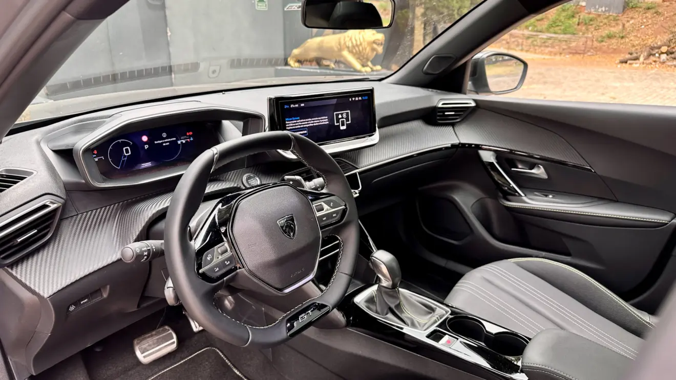 cabine Peugeot 2008 GT [Auto+ / João Brigato]