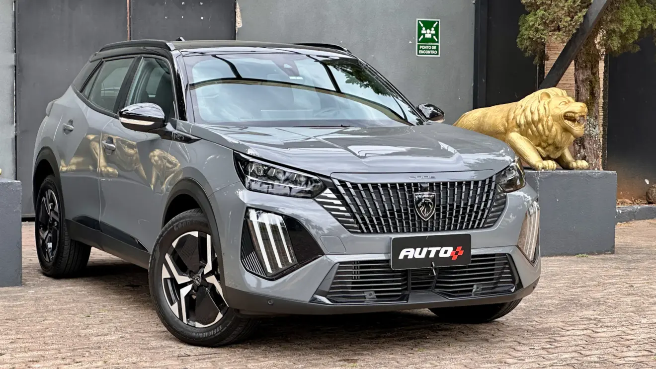 Peugeot 2008 GT cinza de frente