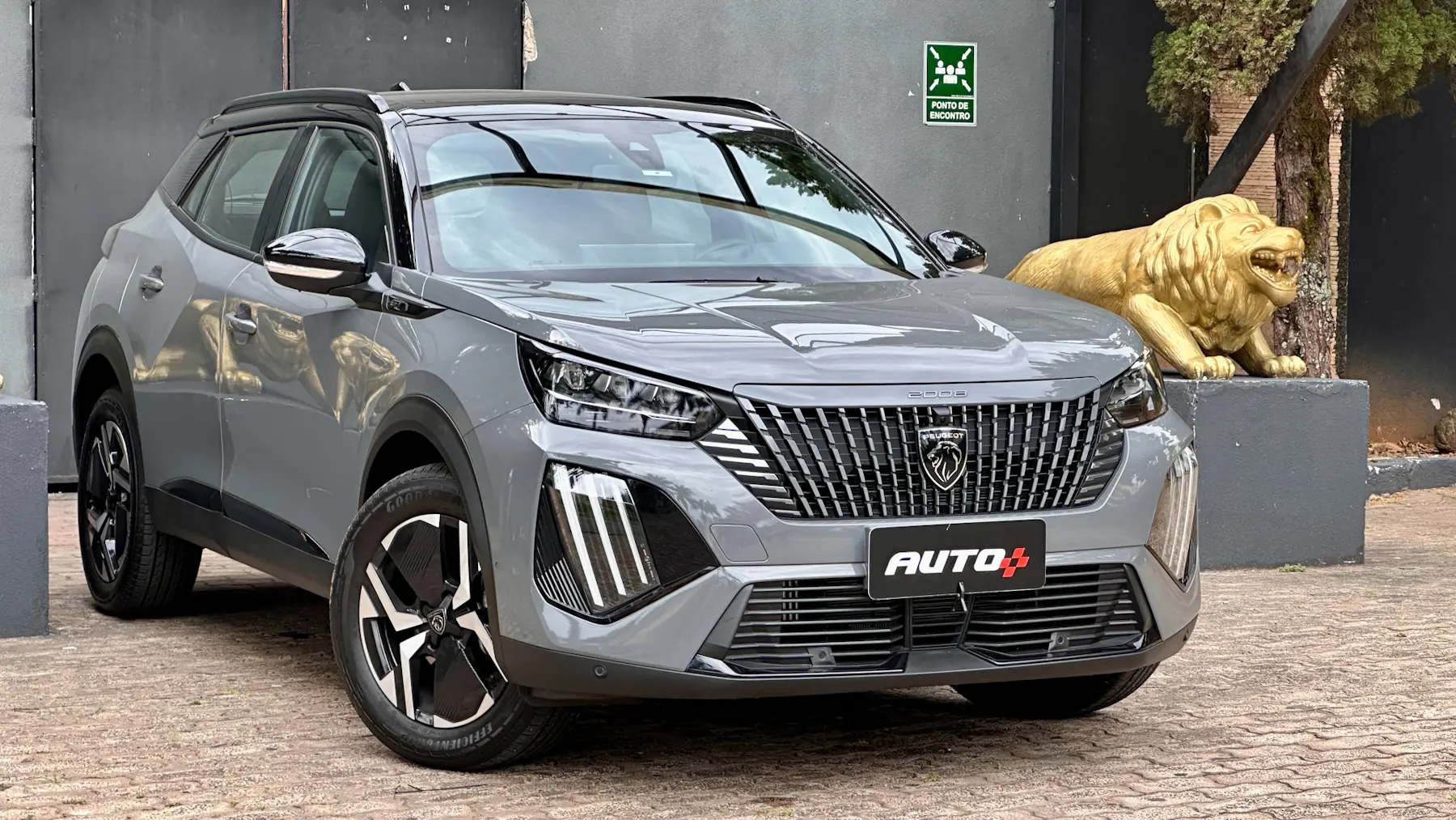 Peugeot 2008 GT cinza de frente