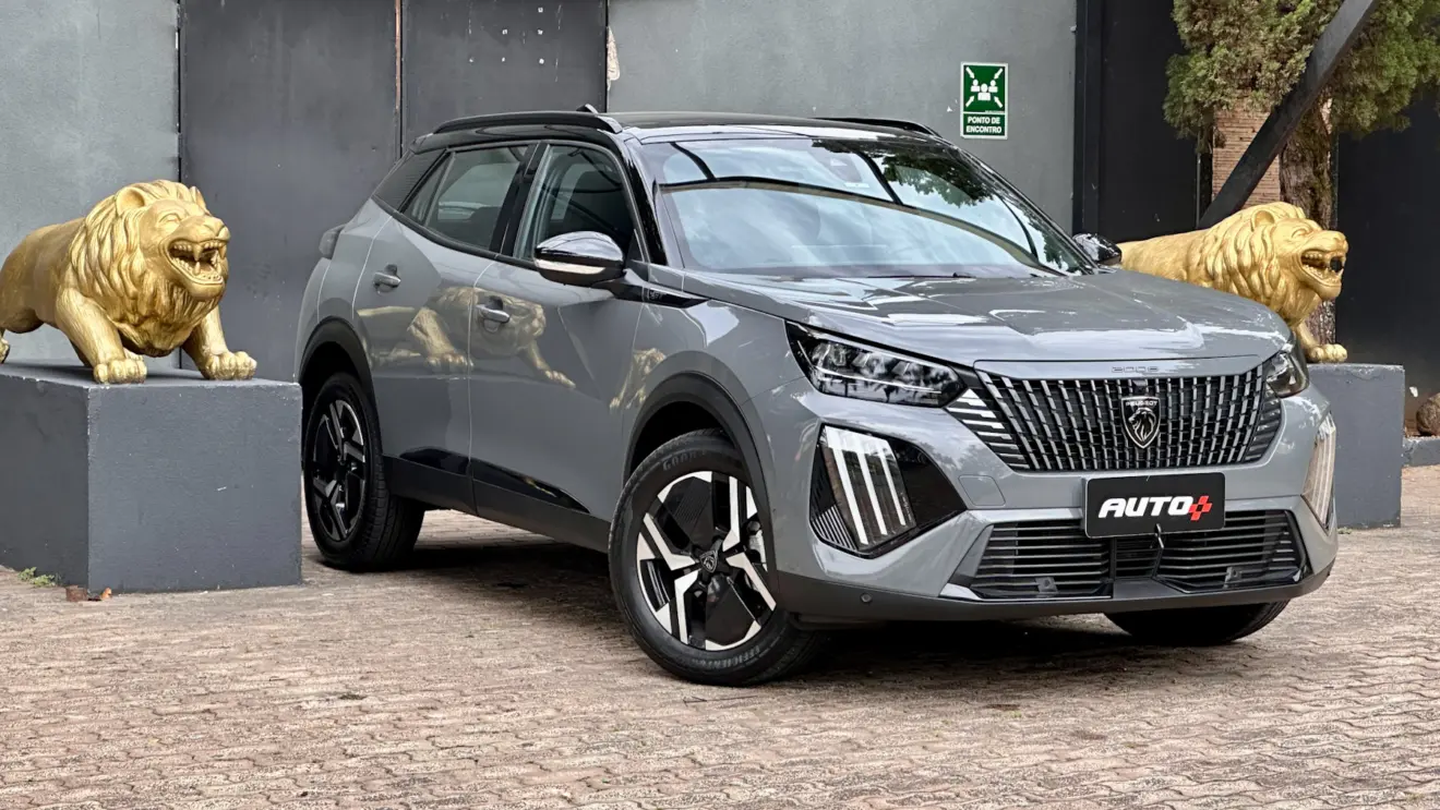 Peugeot 2008 GT cinza de frente