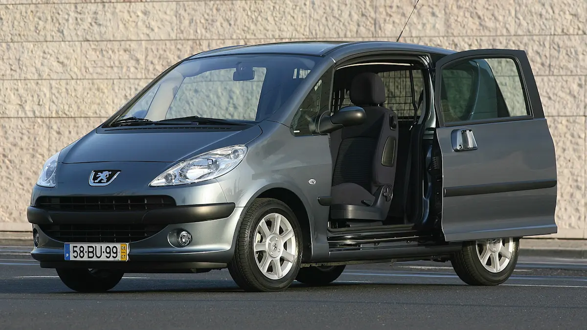 Peugeot 1007 cinza parado de frente com as portas deslizantes abertas