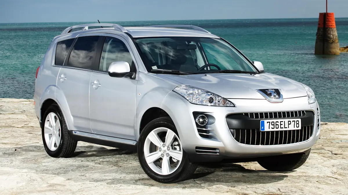 Peugeot 4007 prata parado de frente 