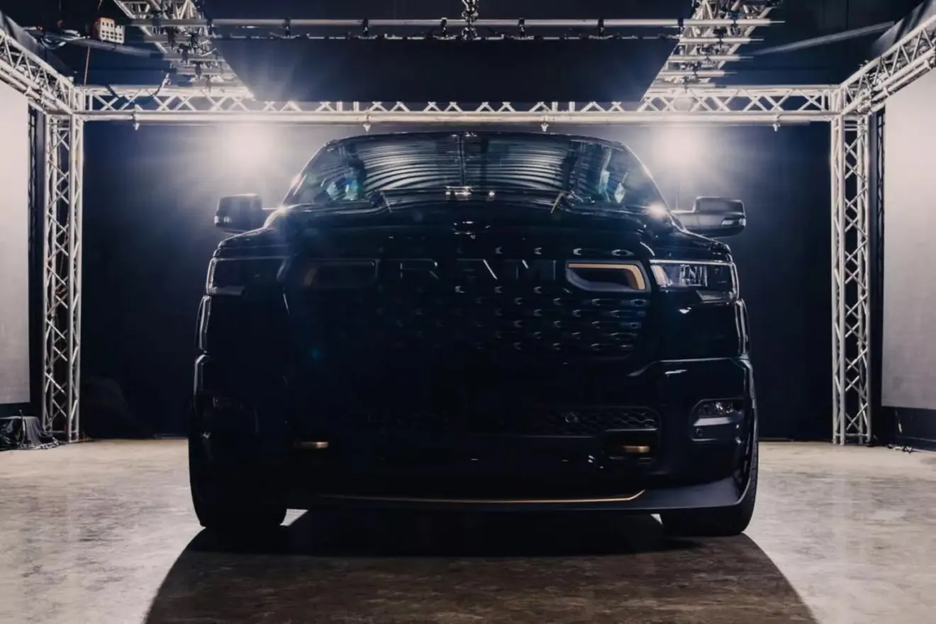 dianteira da Fox Factory Ram 1500 pintada de preto