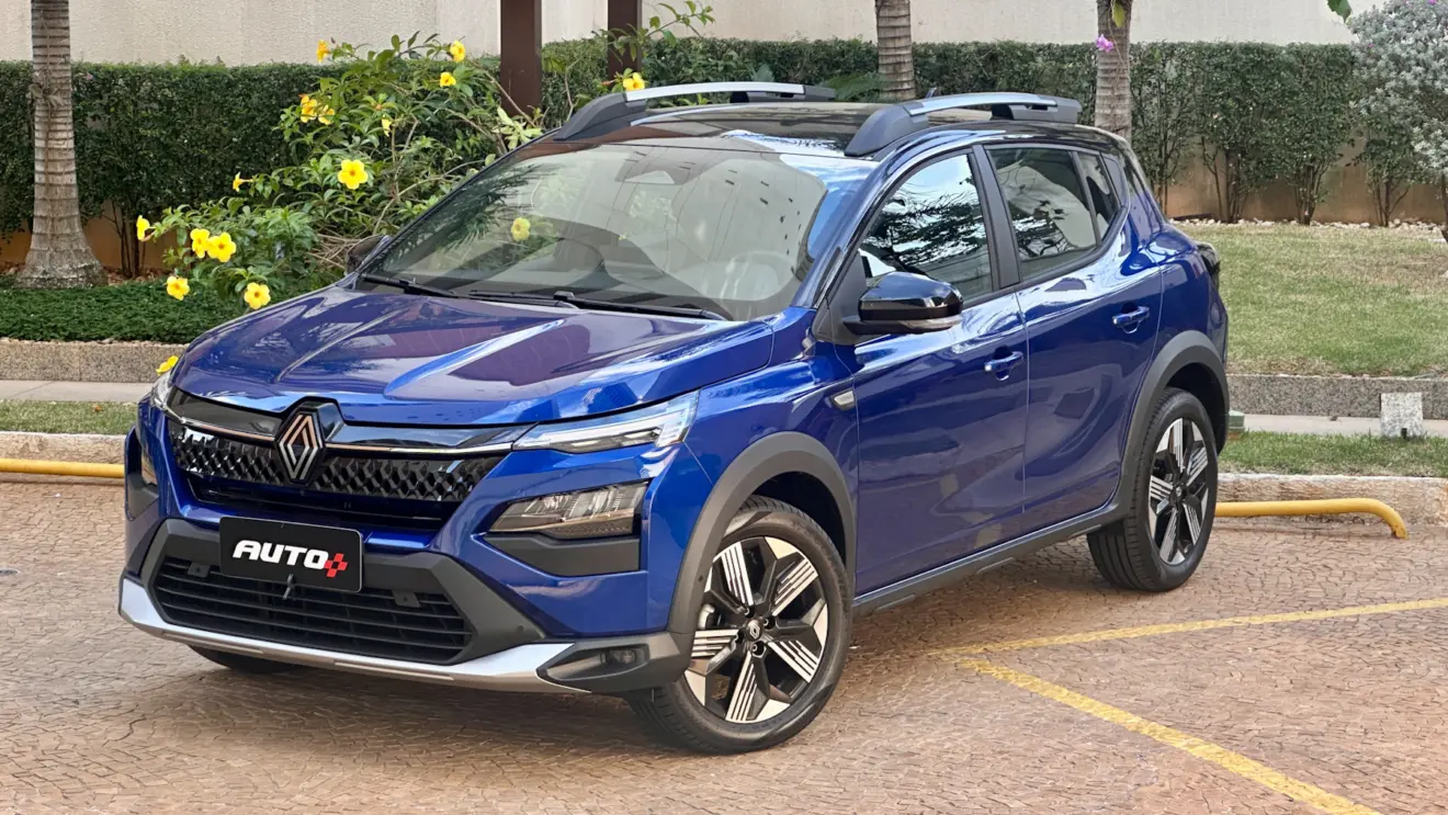 Renault Kardian Iconic azul parado de frente com árvores ao fundo. O modelo é um dos carros mais vendidos 
