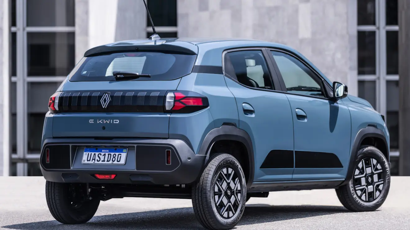 Renault Kwid e-Tech Techno 2026 verde e visto de trás