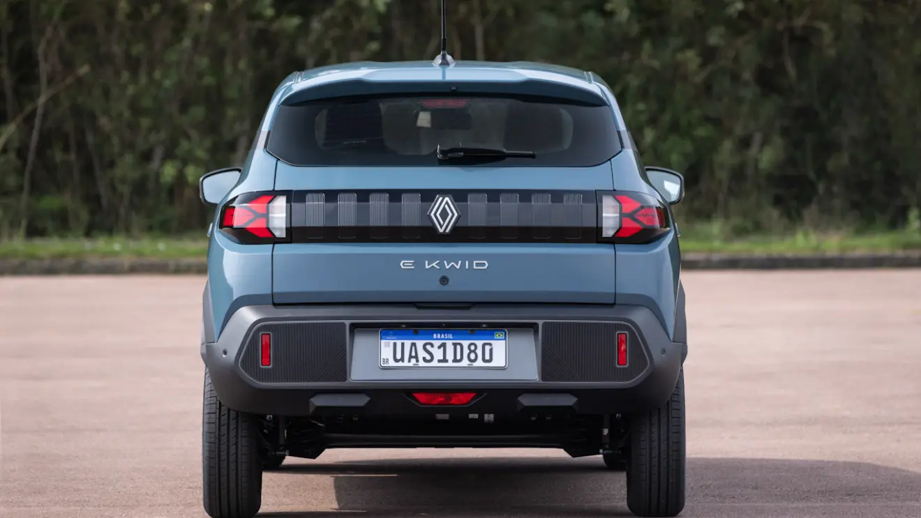 Traseira do Renault Kwid e-Tech Techno 2026 verde
