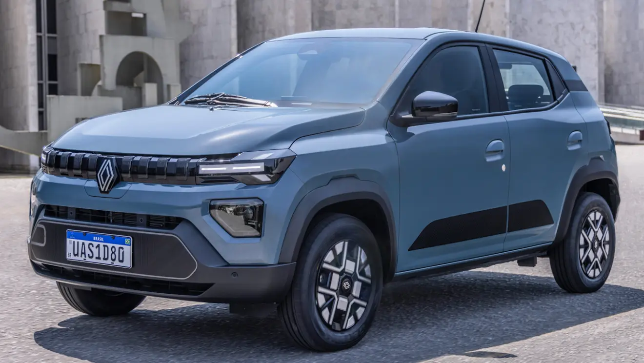 Renault Kwid e-Tech Techno 2026 verde visto de lado e com DRL's acesos