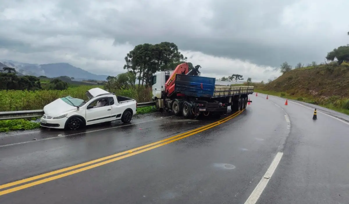Volkswagen Saveiro branca destruída após acidente na SC-114