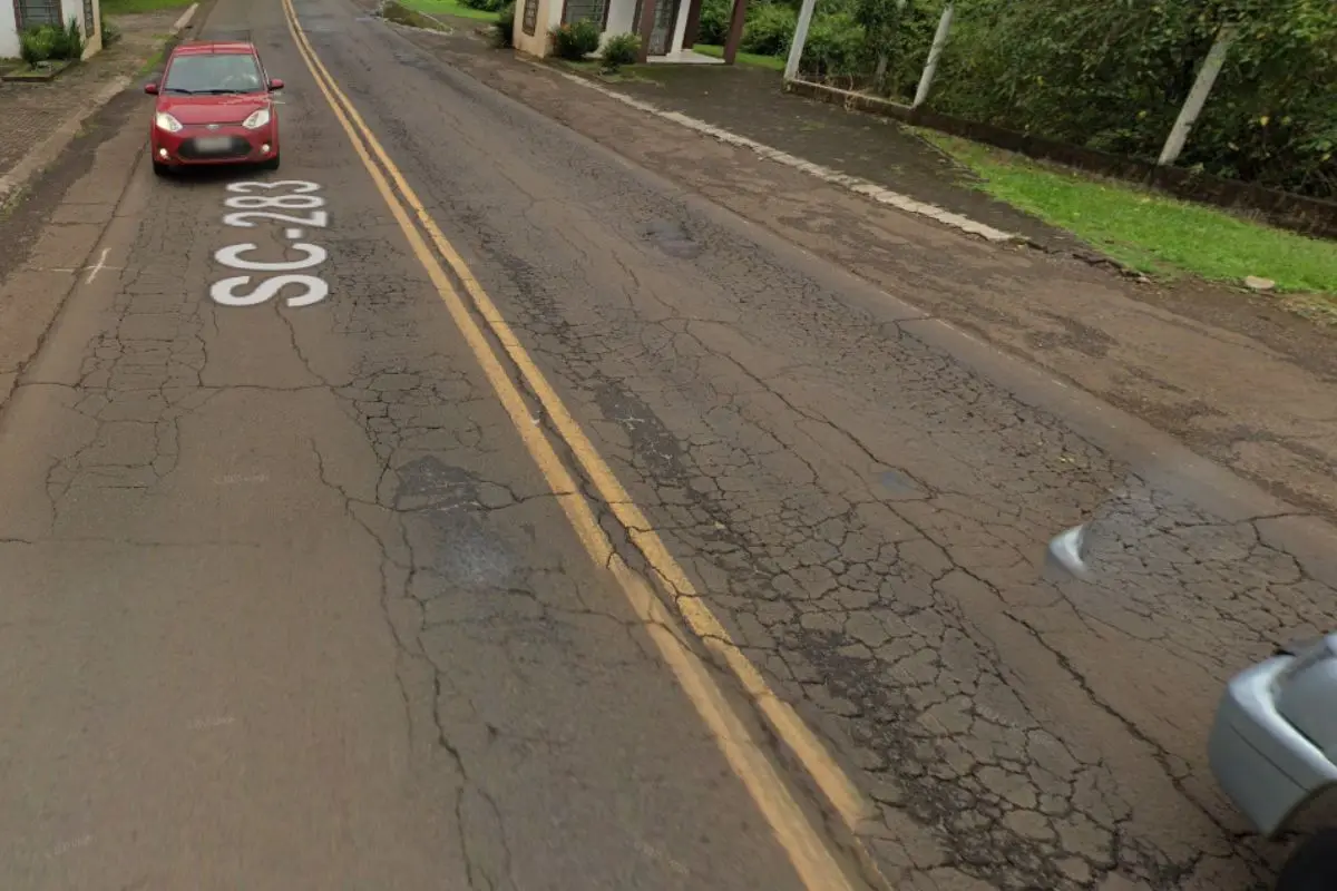 trecho da SC-283 com Ford Fiesta vermelho passando